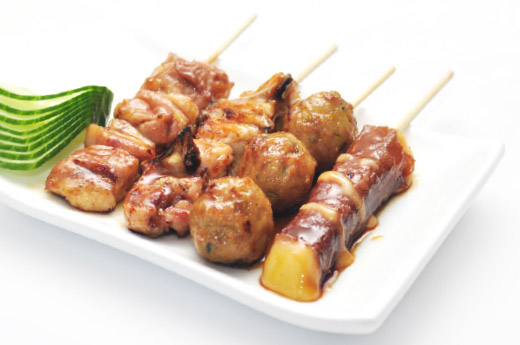 4 brochettes : 1 boeuf au fromage 1 aile de poulet 1 boulette de poulet 1 poulet